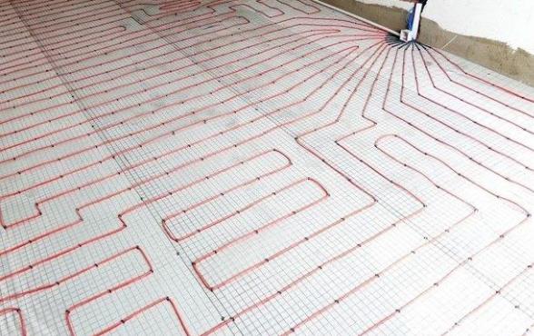 對于水地暖和電地暖相比哪個更好？還是得看健康安全性吧？