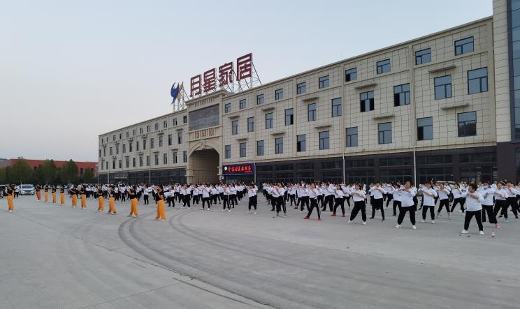 龍勝管曹縣運營中心為弘揚全民健身運動，竟組建了一支“400人舞團”